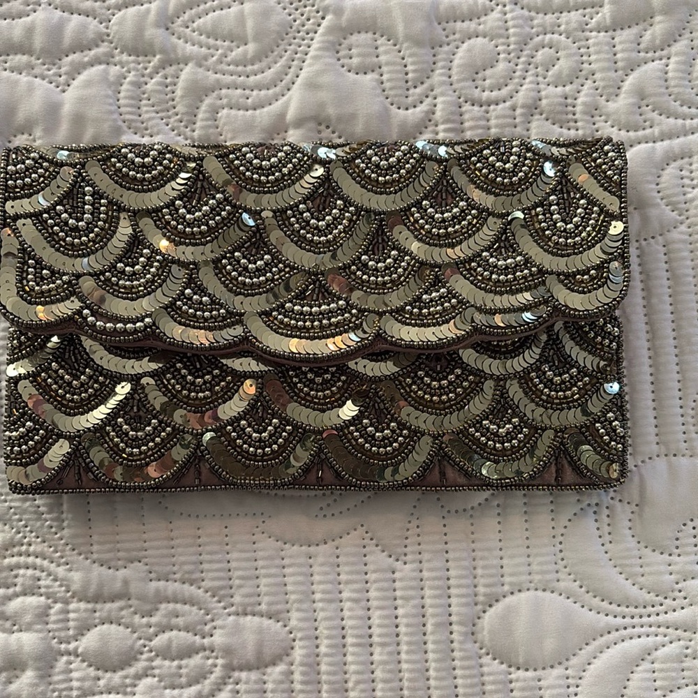 Picture does no justice at all beautiful gold sparkling clutch